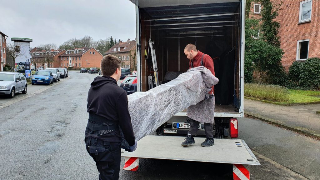 Mitarbeiter von Martens Transport verladen Waren in einen LKW