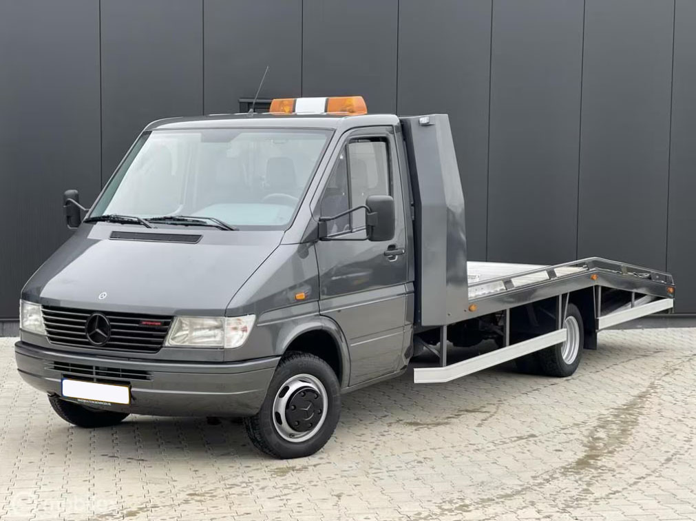 Ein unbeladener Autotransporter